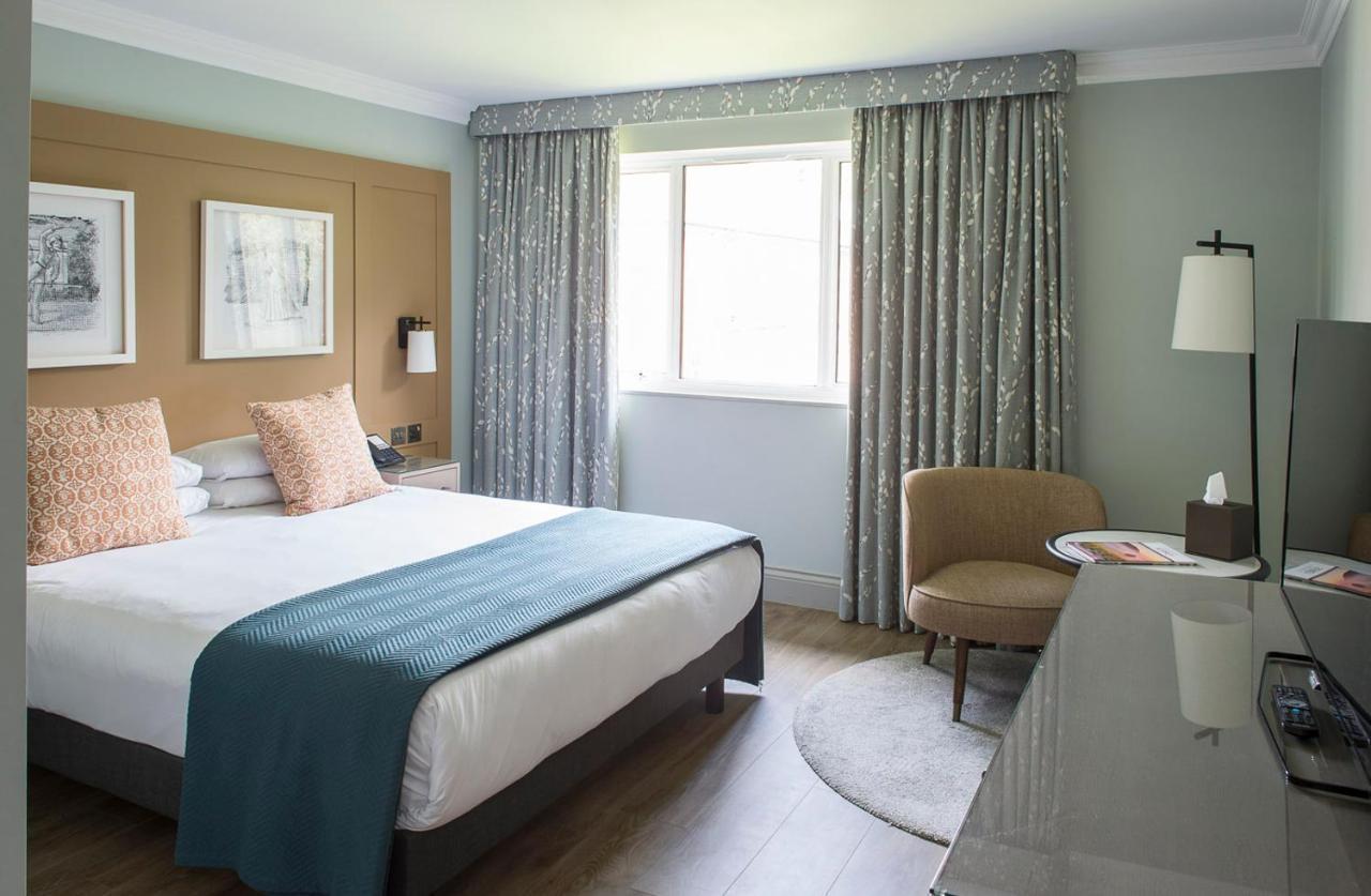 Bush Farnham Hotel 4*